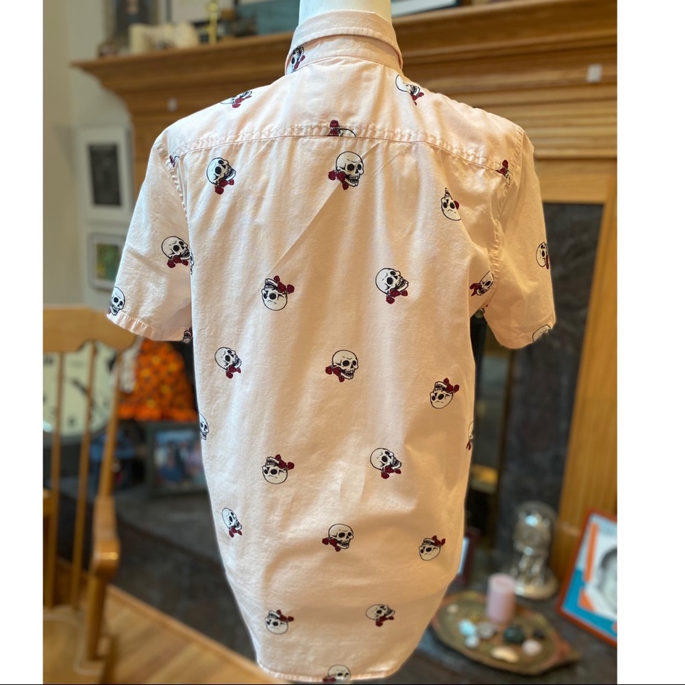 💀🌹mens pink skull short sleeve button down🌹💀 - Picture 3 of 4